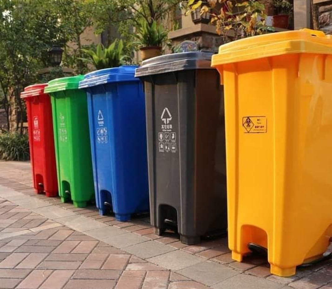 GARBAGE BINS AND LINERS
